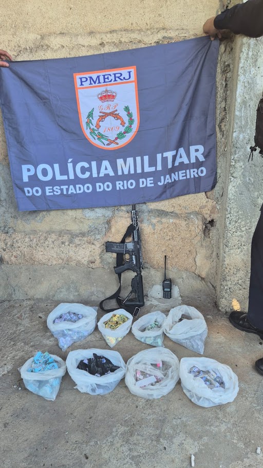 41º BPM apreende fuzil, munições e drogas no Morro do Juramento
